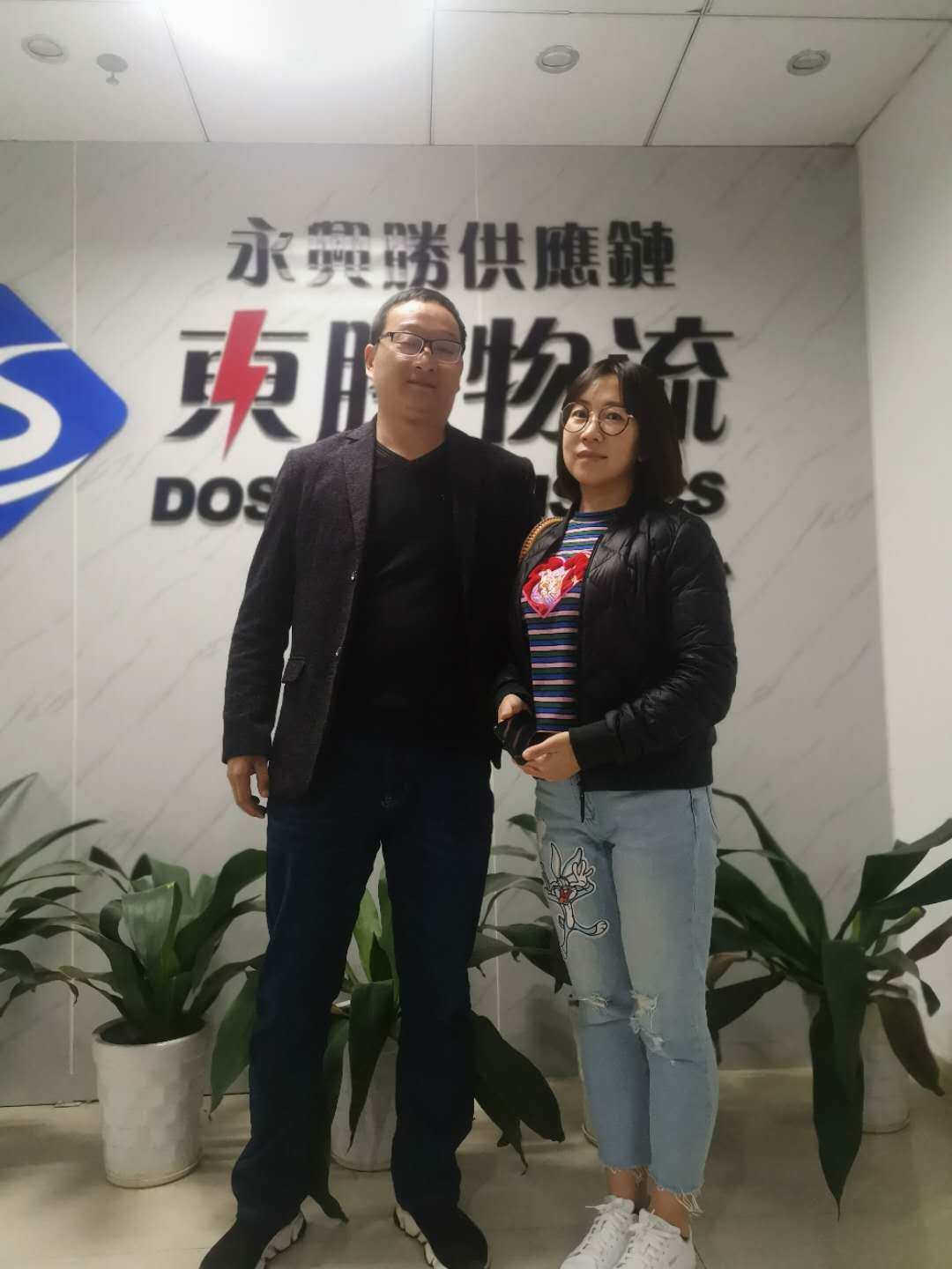 浙江某貨運公司運輸香港圓滿完成！客戶合影留念