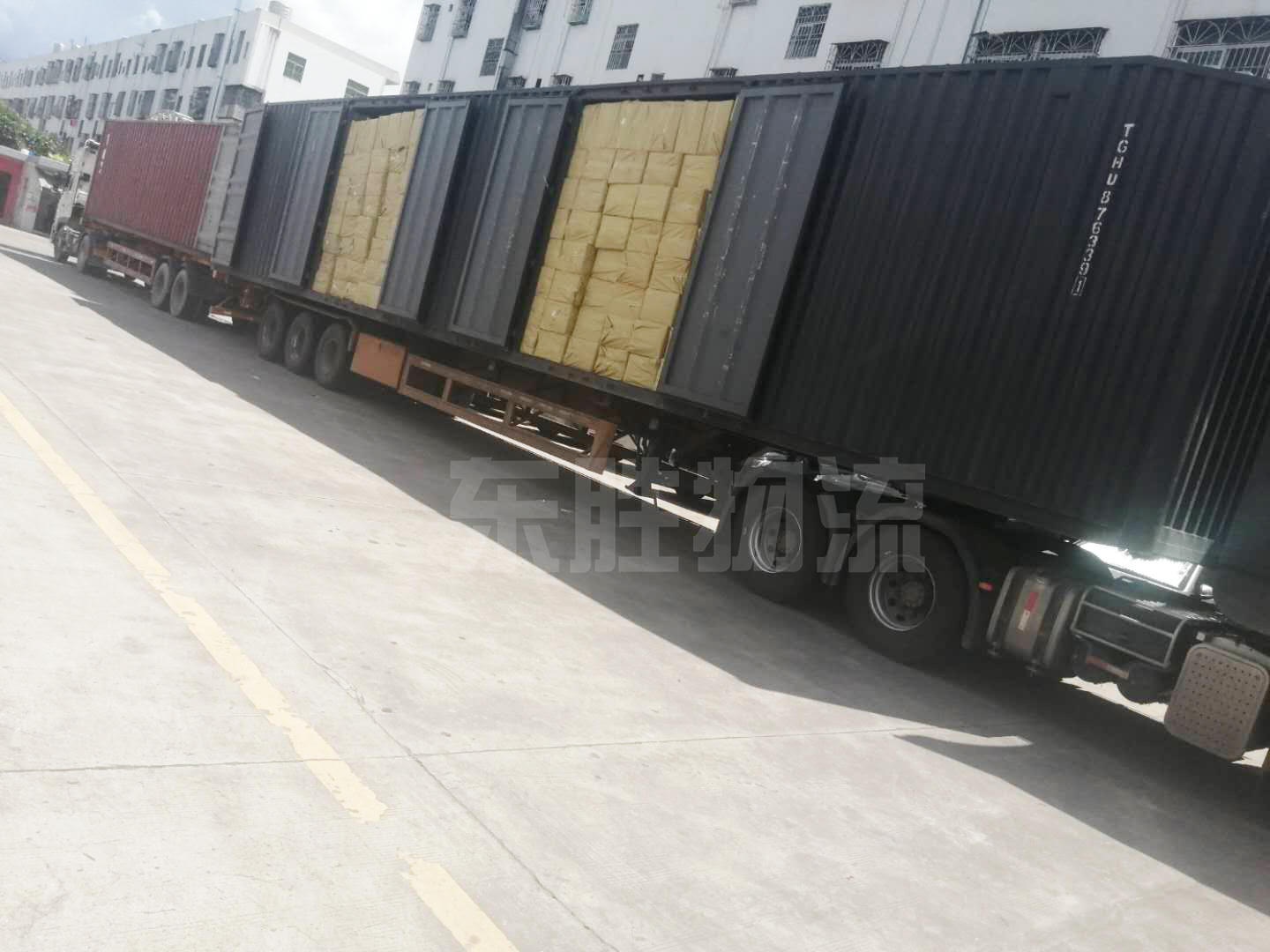 清遠(yuǎn)發(fā)貨到香港，清遠(yuǎn)到香港貨運(yùn)專線，深圳東勝物流中港拖車裝車圖